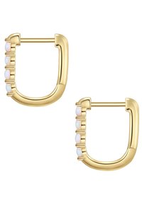 Gli orecchini a cerchio in oro presentano un design massiccio con un bordo superiore dritto e una fila di piccole pietre opale iridescenti disposte lungo un lato.