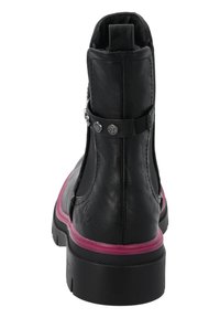 Botín de cuero negro con suela de goma rosa. Presenta una textura suave, paneles laterales elásticos y una correa decorativa con acentos metálicos.