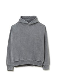 Grauer langärmeliger Kapuzenpullover mit gerippten Bündchen und Saum, der auf dem linken Ärmel eine dezente Stickerei vor weißem Hintergrund aufweist.