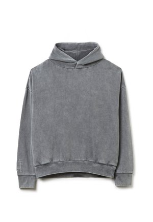 Sudadera gris de manga larga con capucha, con puños y dobladillo acanalados, que presenta un sutil bordado en la manga izquierda sobre un fondo blanco.