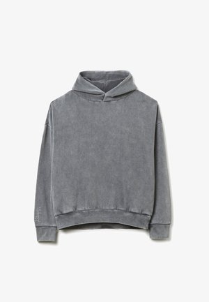 Grijze langemouwige hoodie met ribgebreide manchetten en zoom, met subtiele borduursels op de linkermouw tegen een witte achtergrond.