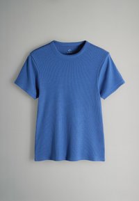 Maglietta blu a maniche corte realizzata in tessuto strutturato, con scollo rotondo e orlo diritto, esposta su uno sfondo neutro.