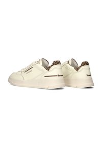 Hoge sneakers van crème leer met een getextureerd bruin luipaardprintaccent op de hiel, met een lichtgekleurde rubberen outsole.