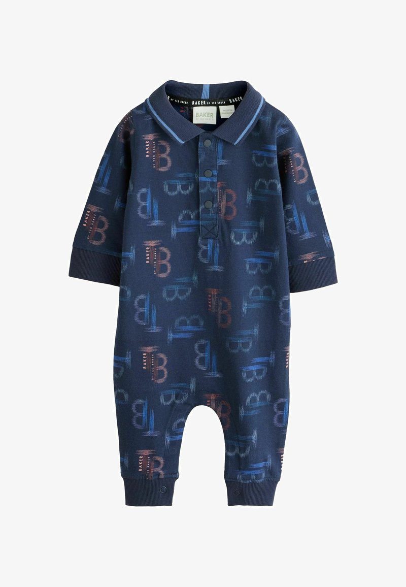 Granatowy kombinezon dziecięcy z kołnierzykiem, trzema guzikami z przodu, prążkowanymi mankietami i wzorem gradientowego logo "Baker" w niebieskim i pomarańczowym kolorze na całej powierzchni.