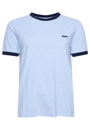 Jasnoniebieska koszulka z krótkim rękawem i okrągłym dekoltem, z ciemnoniebieską lamówką na kołnierzyku i rękawach, z małym haftowanym logo na lewej piersi.