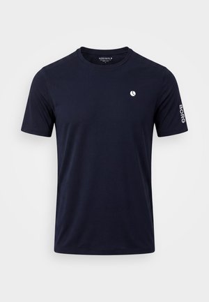 Marineblaues Kurzarm-T-Shirt mit Rundhalsausschnitt, kleinem weißem Tennisball-Logo auf der Brust und "BORG"-Schriftzug auf dem rechten Ärmel.