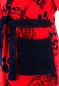 Rode fleece badjas met marineblauwe afwerking, voorzien van een strikceintuur en een voorklepzak, versierd met zwarte illustraties en tekstpatronen.