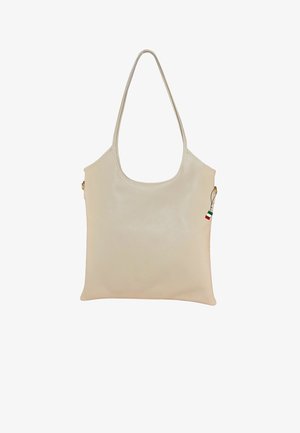 Beige leren schoudertas met een gladde textuur, brede schouderband en een klein Italiaans vlaggetje als hanger aan de rits.