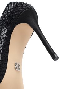 Chaussure noire à talons hauts avec un dessus en tissu texturé orné de perles noires, des détails en satin lisse et un design à bout pointu.