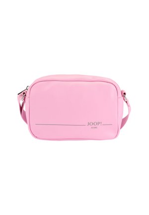Borsa rettangolare rosa realizzata in materiale liscio. Caratterizzata da un logo e una tracolla argentati, con chiusura a zip e design minimalista.