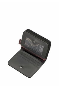 Cartera de piel gris con cierre de cremallera, compartimentos para tarjetas, una ventana transparente para identificación y un acento rojo en el interior.