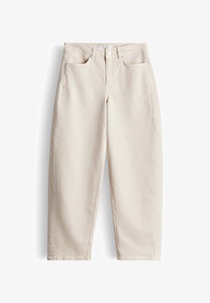 Beige high-waist rechte spijkerbroek met knopen aan de voorkant, rits, riemlussen en vijf zakken, afgebeeld op een witte achtergrond.