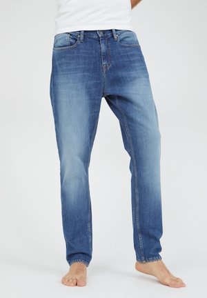 Hellblaue Denim-Jeans mit geradem Bein, Fünf-Taschen-Design und minimaler Ausbleichung. Mit klassischem Knopf- und Reißverschluss.