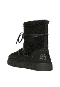 Bottines noires avec tissu texturé, semelle plate, clous décoratifs et lacets. Présente un accent de logo sur le côté et un col rembourré.