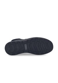 Suela de zapato negra con un patrón de agarre texturizado, que presenta surcos profundos y un borde liso. Material duradero con una construcción robusta.