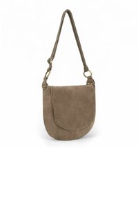 Sac à bandoulière en daim de couleur taupe avec une forme arrondie, une sangle réglable et des détails de couture subtils. Possède une texture lisse.