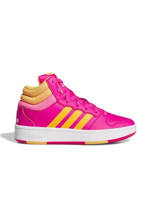 Zapatilla de caña alta en rosa brillante con tres rayas amarillas, cuello acolchado naranja, cordones rosas, suela blanca y logo de Adidas en el talón y la lengüeta.