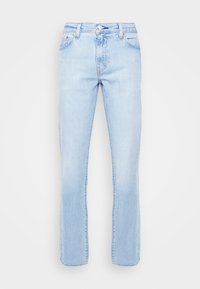 Jasnoniebieskie jeansy o prostych nogawkach z przodu zapinane na guziki i suwak, w stylu z pięcioma kieszeniami na jednolitym białym tle.