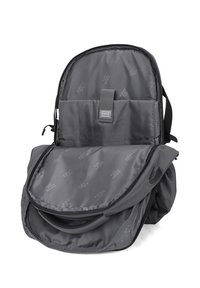 Zaino nero aperto che mostra il compartimento imbottito per laptop con cinturino e tasca anteriore con zip contro uno sfondo bianco.