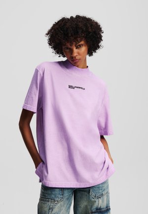 Lilac short-sleeve t-shirt with a high neckline, featuring a black "KARL LAGERFELD JEANS" logo on the chest. Made of soft cotton material.