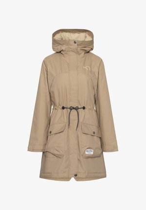 Beige waterdichte parka met een capuchon, getailleerde taille, twee voorzakken en drukknoopsluitingen. Binnenvoering in lichtbeige, gladde textuur.