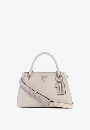 Sac à main structuré beige clair avec poignées supérieures, bandoulière ajustable, ferrures dorées et étiquettes porte-clés brandées.