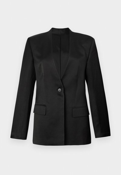 Černý blazer se zapínáním na jeden knoflík, klopovými límci a dvěma předními kapsami. Vyroben z hladké látky s strukturovaným siluetou.
