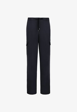 Granatowe spodnie cargo o prostych nogawkach, z troczkiem w pasie i bocznymi kieszeniami z patką, przedstawione na białym tle.