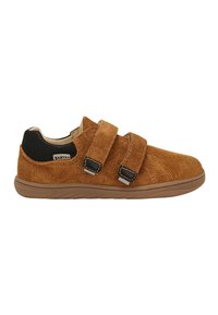 Bruine suède sneaker met twee verstelbare klittenbandsluitingen, zwarte hielkraag en bruine rubberen zool, zijaanzicht.