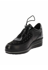 Zapato de cuero negro con un acabado suave y acentos perforados. Presenta una suela de cuña, cordón elástico para un ajuste seguro y detalles texturizados.