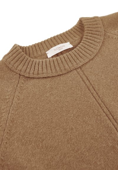 Maglione marrone a maglia con scollo a girocollo a coste e maniche raglan, realizzato in un tessuto morbido con un motivo sottile. Etichetta visibile all'interno dello scollo.