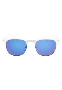 Occhiali da sole in plastica bianca con lenti blu specchiate, forma rotonda e aste sottili. Accenti argentati notevoli sulla montatura.