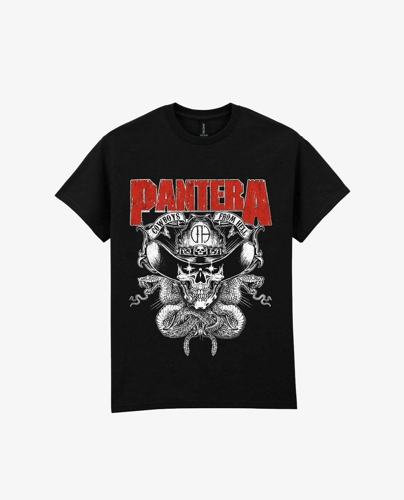 Černé bavlněné tričko s výrazným červeným nápisem "PANTERA" a grafickým designem lebky se hady a cowboyskými akcenty.