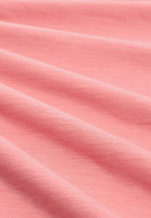 Material roz coral moale și neted, cu pliuri delicate și o textură fină, țesută strâns, vizibilă într-o vedere de aproape.