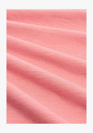 Material roz coral moale și neted, cu pliuri delicate și o textură fină, țesută strâns, vizibilă într-o vedere de aproape.