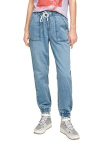 Joggers de mezclilla azul claro con cintura elástica, cordón y puños elásticos. Incluyen bolsillos frontales y detalles de costura en contraste.