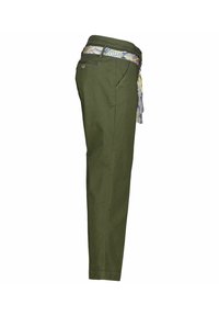 Olivgrüne Baumwollhose mit einem gemusterten Stoffgürtel. Hat einen geraden Schnitt, seitliche Taschen und minimale Nähdetails.