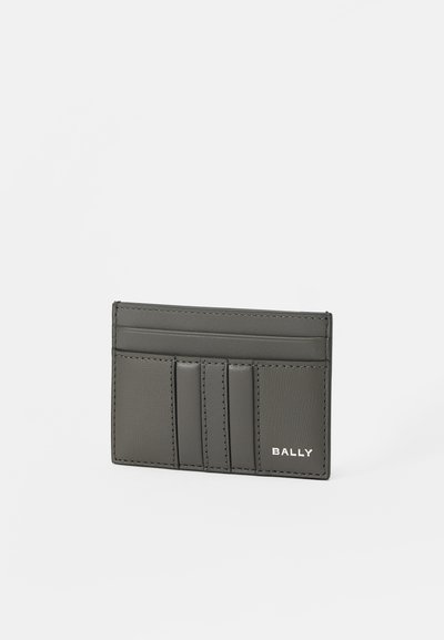 Cardholder subțire din piele gri închis, cu multiple sloturi pentru carduri și logo-ul "BALLY" embossat în alb în colțul din dreapta jos.