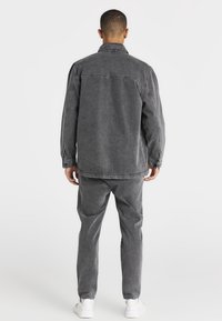 SIKSILK Vaqueros slim fit - black