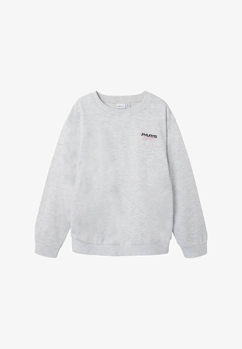 Sivá mikina s okrúhlym výstrihom a dlhými rukávmi. Na prednej strane sa nachádza čierny nápis "PARÍŽ" a grafika ružovej mašle. Má jemnú textúru.