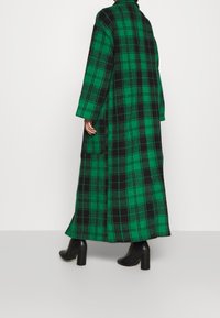 Missguided Abrigo clásico - green