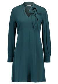Vestido largo de manga larga en color verde azulado con escote en V y detalle de lazo en el cuello. Está hecho de una tela suave y fluida con una textura sutil.