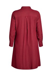 Červené pruhované šaty s dlhými rukávmi, zapínaním na gombíky, zadným sklonom a jedným gombíkom na krku. Hladká textúra.