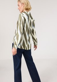 Gerry Weber FLIESSENDE LANGARM MIT SAUMSCHLITZEN - Button-down blouse - khaki white diag stripes