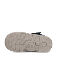 Zwarte klittenbandschoen met een gestructureerde, grijze rubberen zool met een patroon en ronde randen, ontworpen voor stabiliteit en comfort.