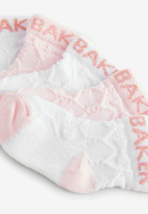Trois paires de chaussettes de skate en blanc et rose clair, avec une surface texturée et un logo "BAK" en rose pailleté sur le revers.
