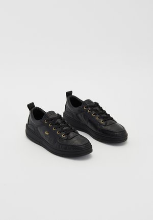 Schwarze Ledersneaker mit goldenen Ösen und Schnürsenkeln, strukturiertem Obermaterial, runder Zehenpartie und dicker schwarzer Sohle. Einfaches, modernes Design mit einem Ziehschlaufe hinten.