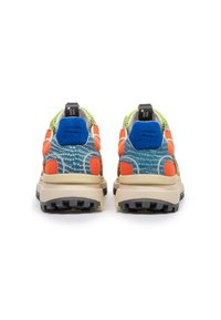 Moniväriset lenkkarit sinisellä verkko-yläosalla, oransseilla yksityiskohdilla, vihreällä reunuksella ja beigeillä pohjilla. Rakenteelliset yksityiskohdat ja vetolenkit kantapäässä.