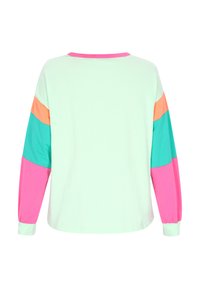 Camicia a maniche lunghe con un corpo verde menta e sezioni colorate: rosa, arancione e teal sulle maniche. Tessuto in cotone morbido.