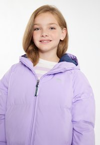Lila puffert jacket kapucnival, cipzáras záródással, hímzett logóval és sima, fényes textúrával. Ellátva kontrasztos sötétkék béléssel.